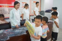 <b>大学生取孩子们玩做一团</b>